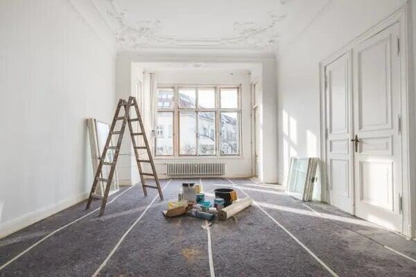 Pièce protégée et échelle installée avant peinture des murs et plafonds