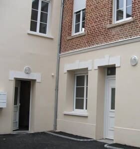 Façade de maison de ville après ravalement et reprise des encadrements